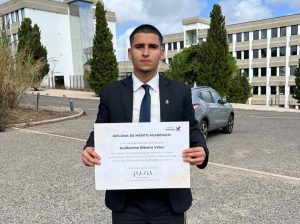 GUILHERME VELEZ VOLTA A SER DISTINGUIDO, AGORA COM DIPLOMA DE MÉRITO ACADÉMICO